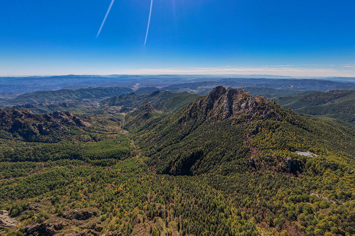 图为坐落于高山之巅的马仑草原