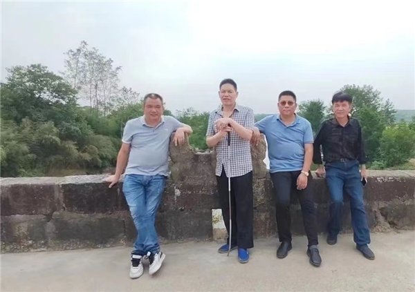 ▲杨新跃(左一)、周坚桥(左二)、刘安定(左三)、谭兵良(左四)