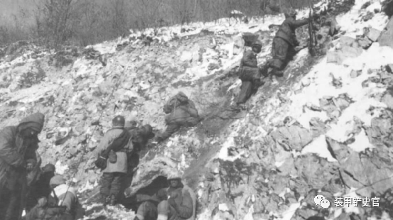 在南撤途中，美军需要和志愿军争夺沿途高地，图为一队陆战队员在攀爬陡峭的山坡。
