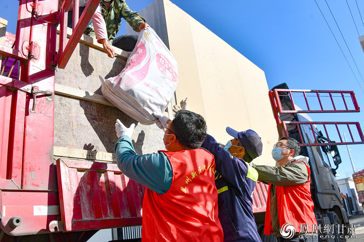 青年志愿者们协助新区新居民搬家的身影随处可见 兰州新区党工委供图