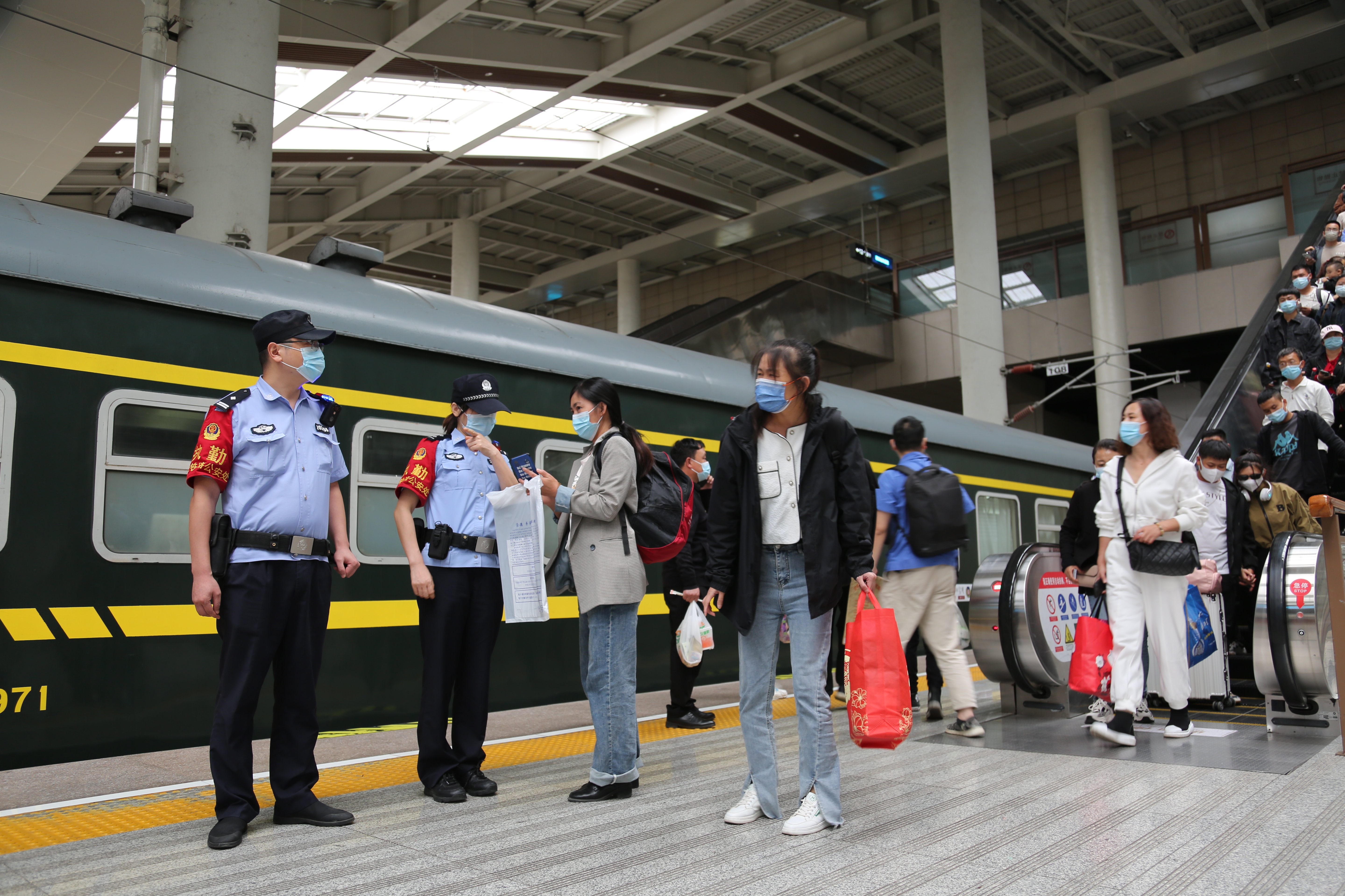 西安铁路公安局西安公安处民警在站台服务旅客群众 摄影:陈润沛