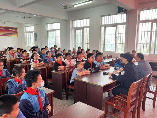 来安县施官镇中心学校举行法制教育暨交通安全报告会凤凰网安徽_凤凰