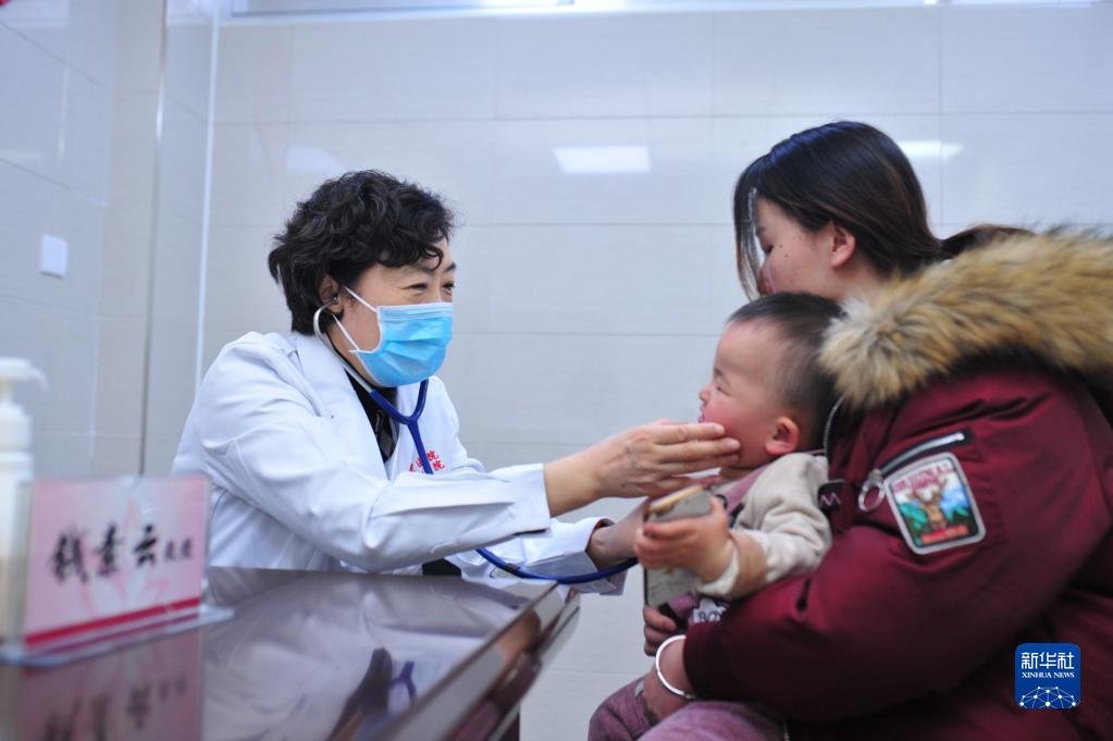 钱素云在陕西省榆林市儿童医院参与义诊活动（2019年1月摄）。新华社发