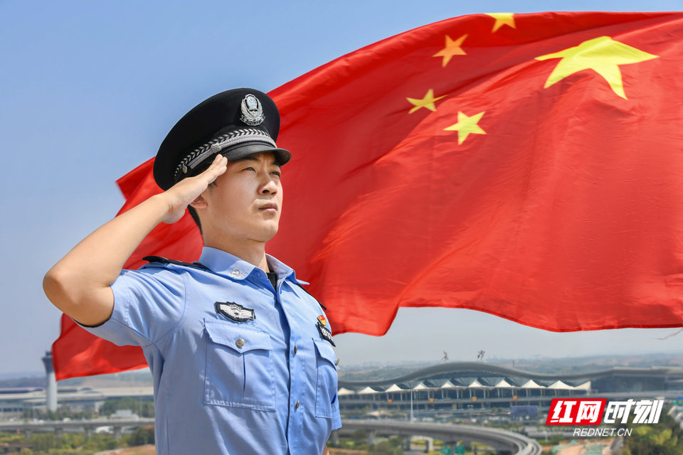 中国警察敬礼照片图片