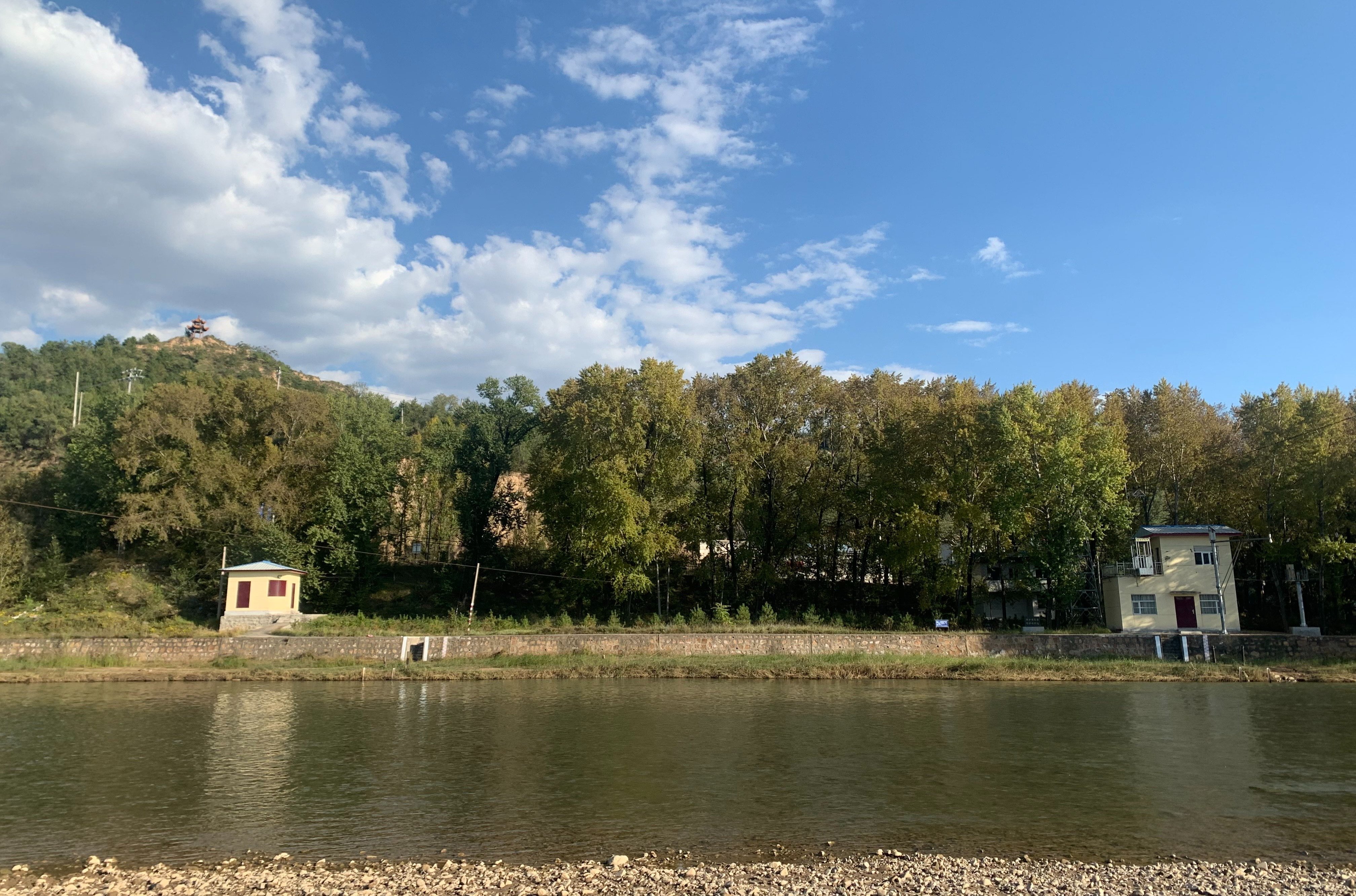 图为湿地公园内蓝天、绿树、碧波（衡田田 摄）