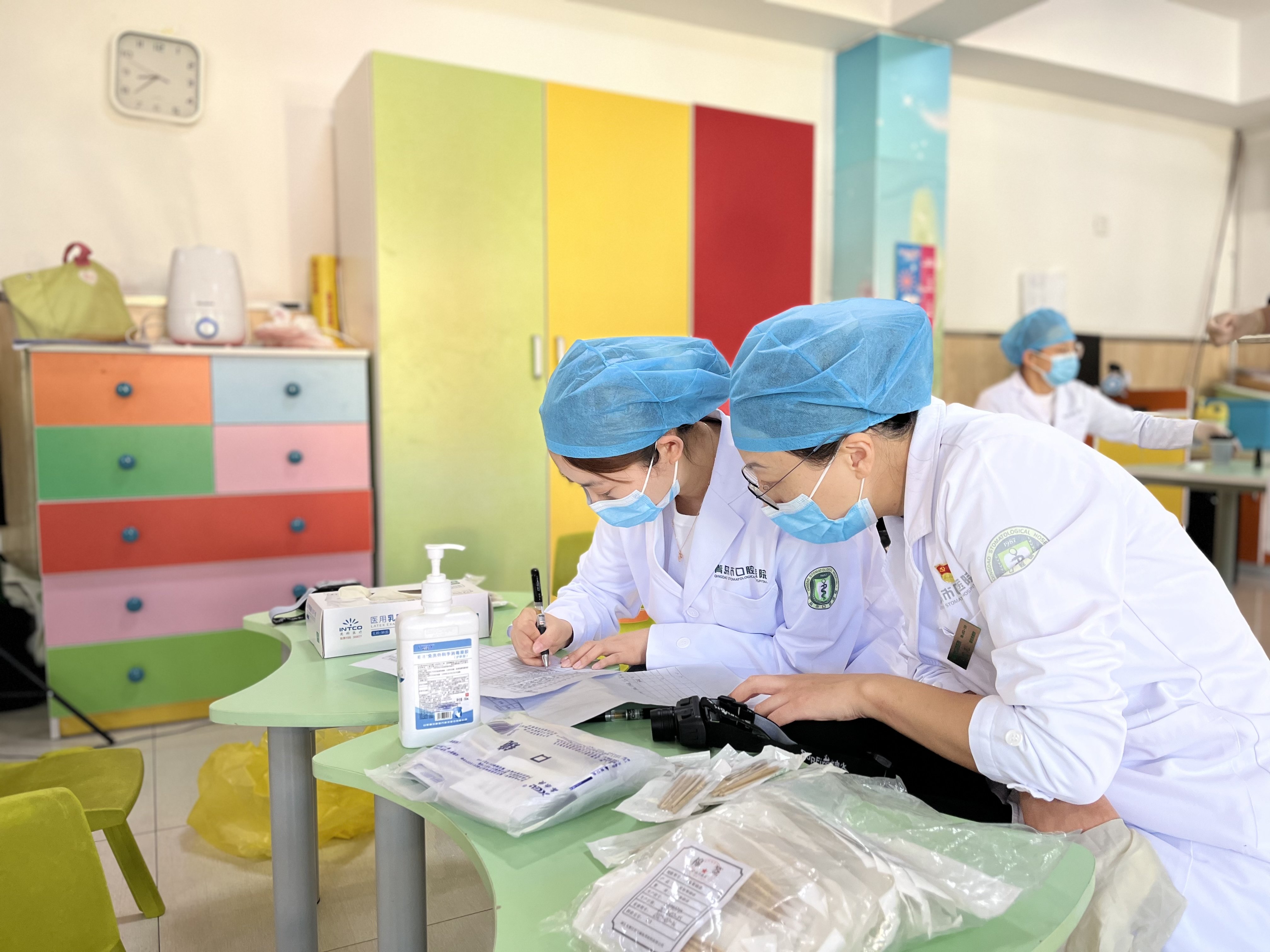 坚持8年义诊！青岛市口腔医院口腔免费为700名“星星的孩子”涂氟