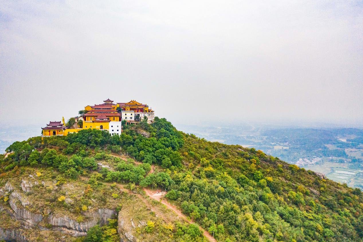 据悉,位于庐江县乐桥镇的岱鳌山,山势陡峭,岩峭如壁,有"皖中小桂林"之