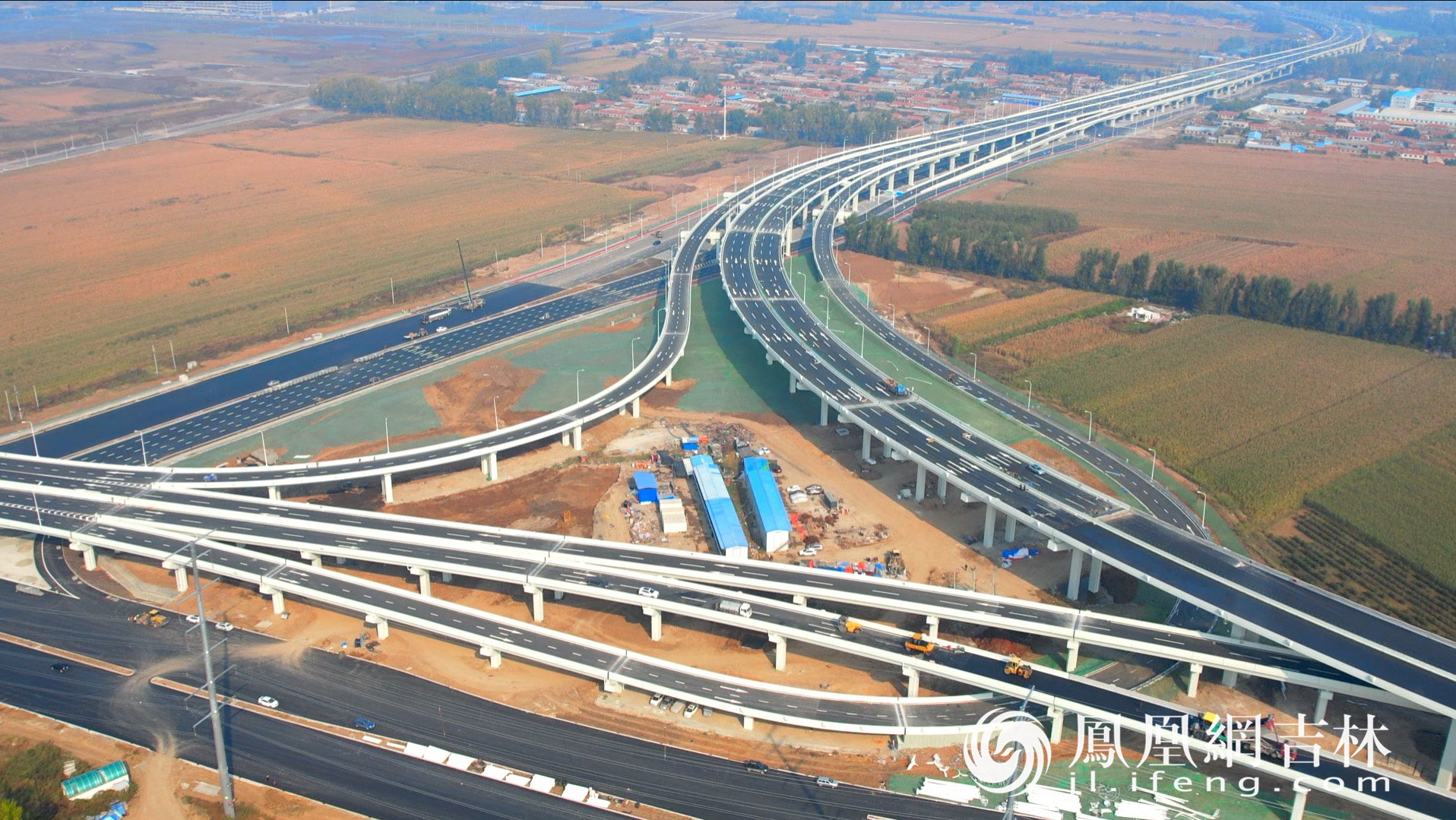 新城大街快速路、新城乙三路互通立交。