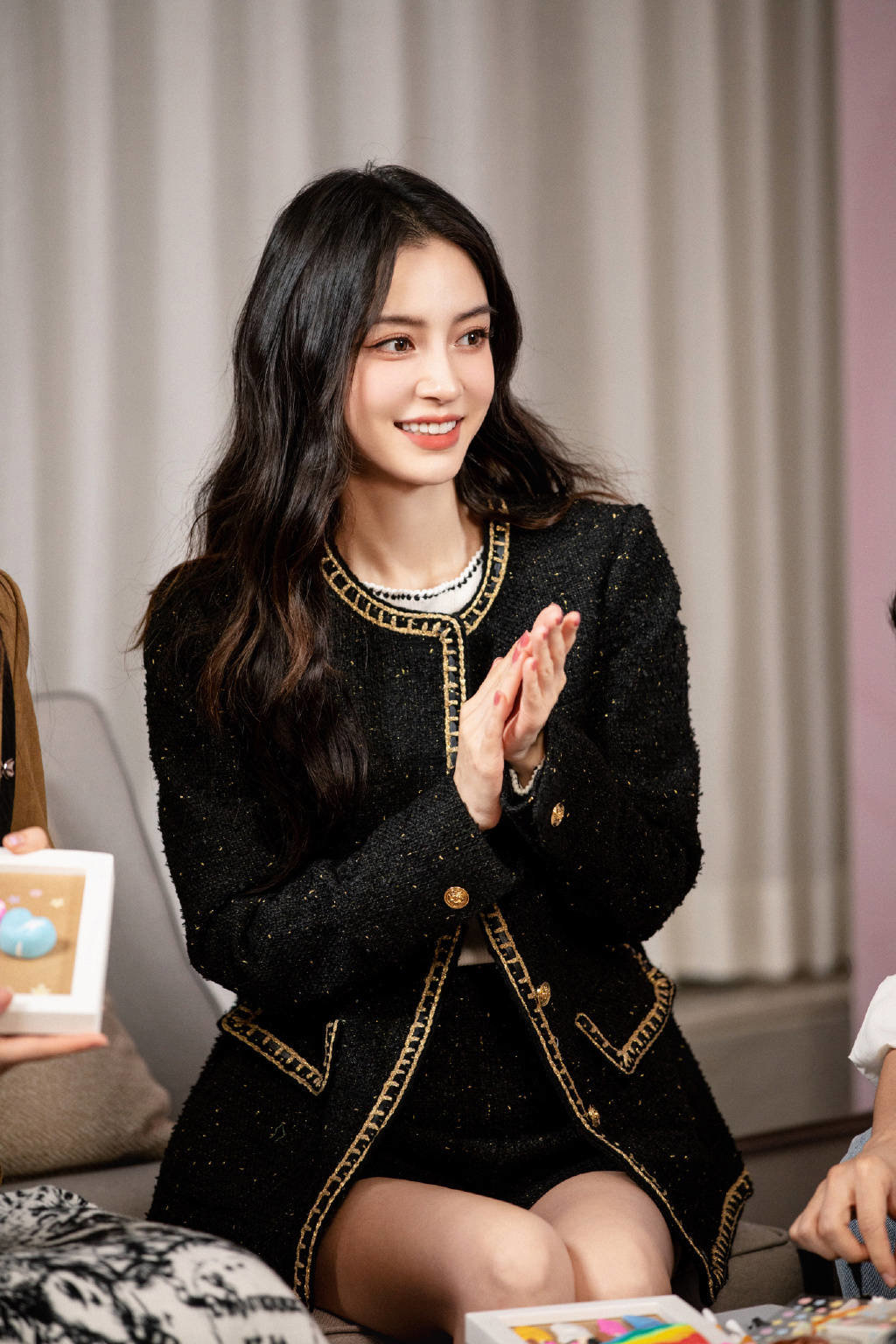 杨颖的坐姿端庄,一双美腿白皙,状态超好.杨颖的笑容好甜.