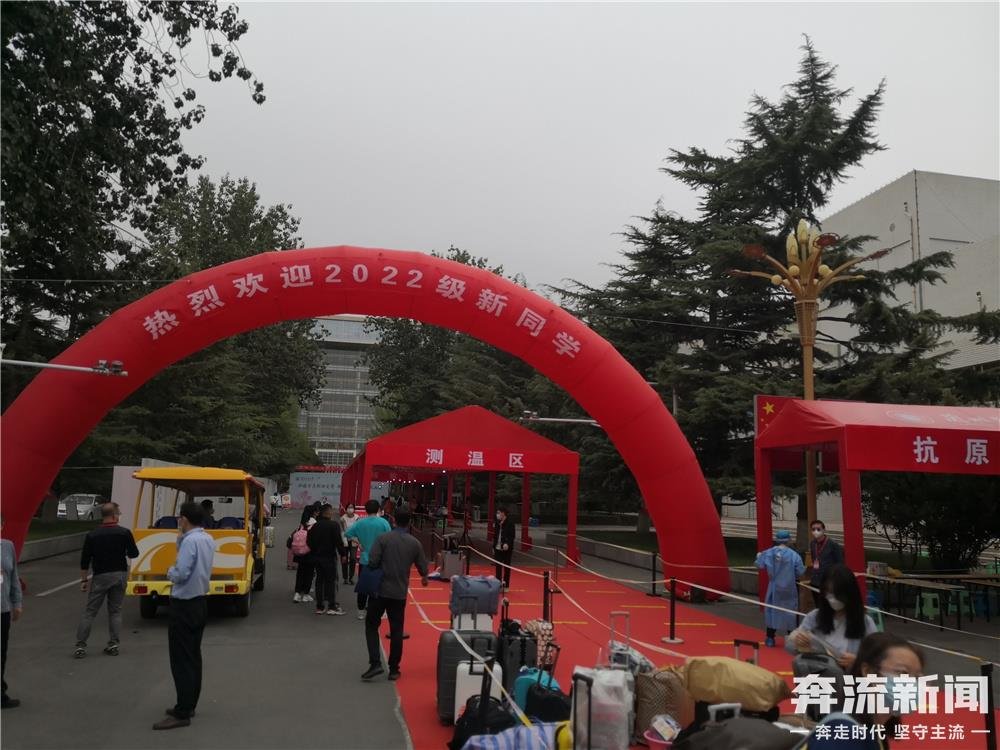 ▲兰州交通大学新生报到现场