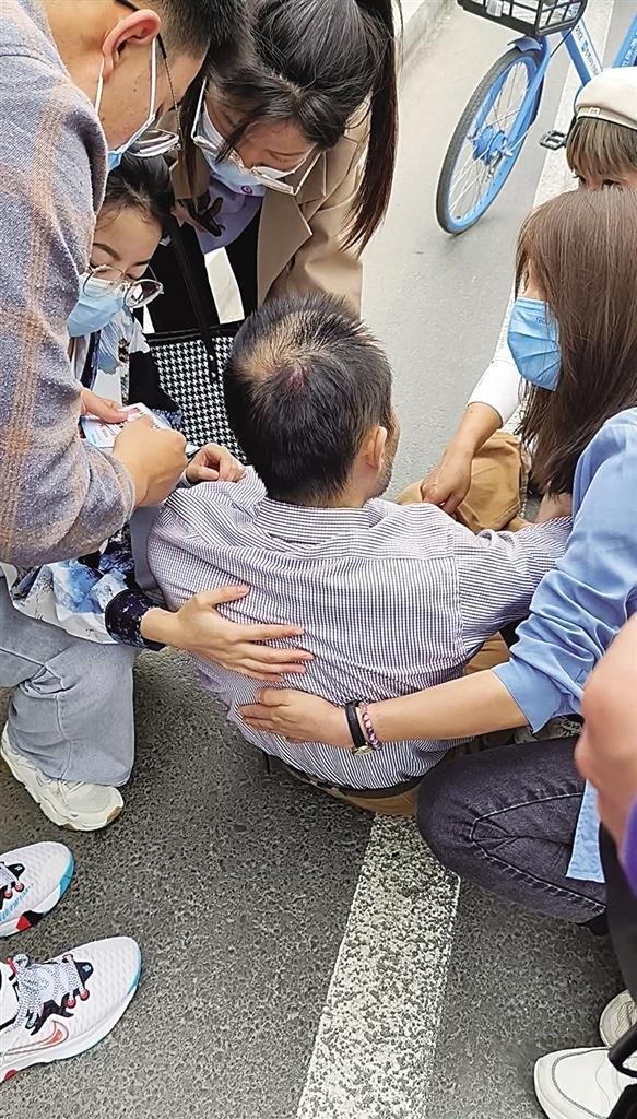 救人现场(视频截图)