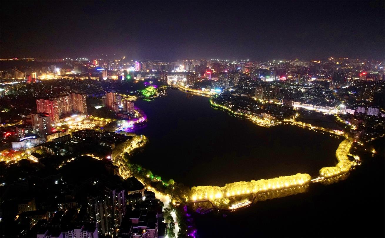 九江新闻网讯(九江日报全媒记者 张驰 摄)日前,浔城的夜景美轮美奂
