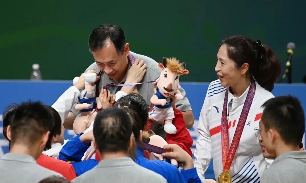 中国女篮两任主帅许利民和郑薇