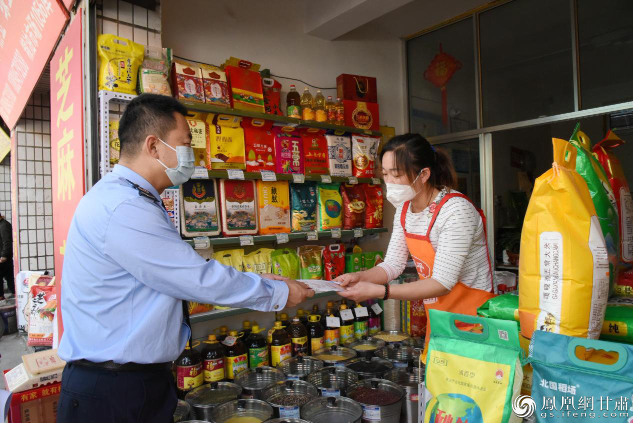 税务干部走访个体工商户，宣传税惠政策。兰州市城关区税务局供图