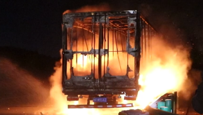 福银高速昌九路段一货车着火 20000余只小鸡当场变“烧鸡”