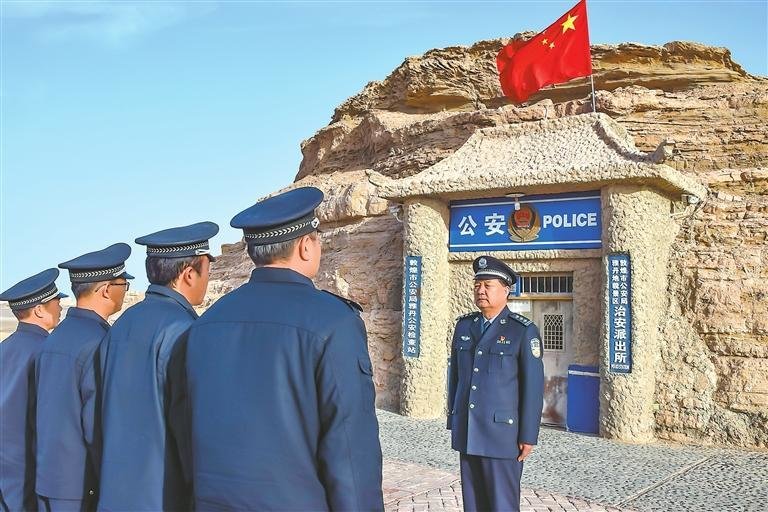 李生寿组织派出所民警进行日常训练（资料图）新甘肃&middot;甘肃日报通讯员 黄静