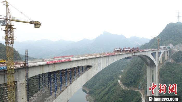 贵州贵黄高速贵定连接线甘溪特大桥合龙