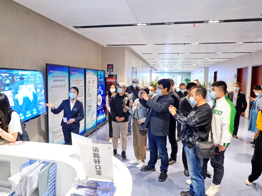 镇江市委网信办牵头组织“网眼看镇江 争得新荣光”采访活动