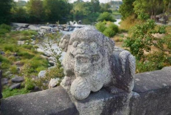 ▲ 锦屏古桥上雕刻的石狮子细节图