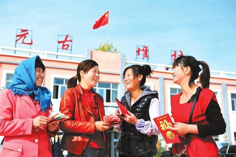 元古堆村的合作社向社员分红