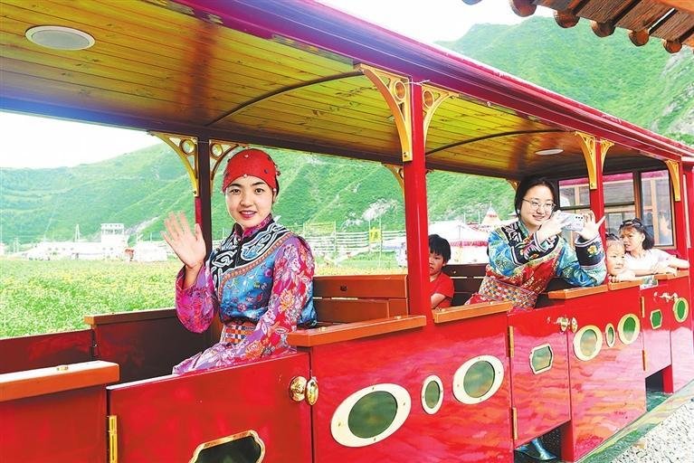 坐上小火车观赏田园风光