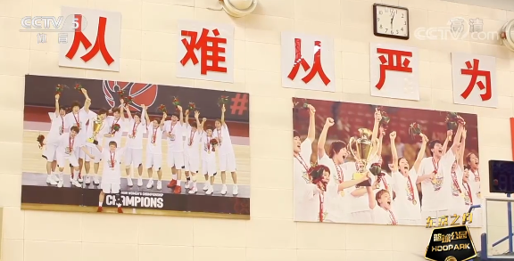 2015年亚锦赛日本夺冠的照片挂在中国队训练馆中
