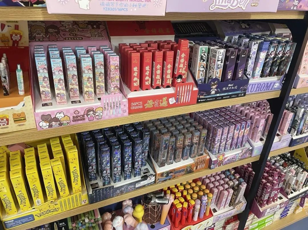 ▲部分盲盒笔并未标注产品相关信息。王小月/摄