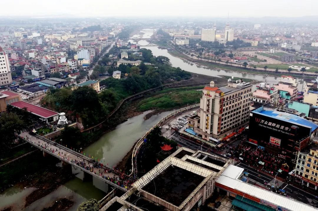 中国广西东兴与越南芒街，两地隔河相望。来源：视觉中国