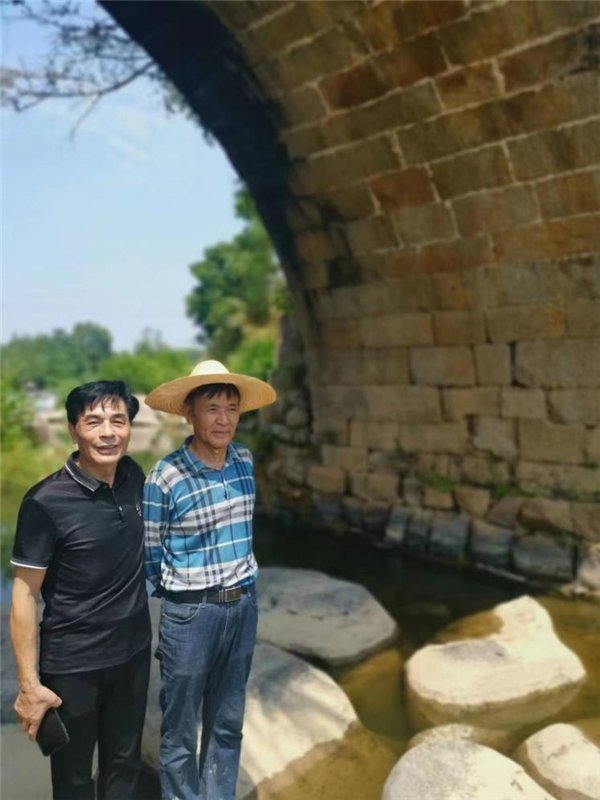 ▲吴顺东(左一)、谭兵良(左二)