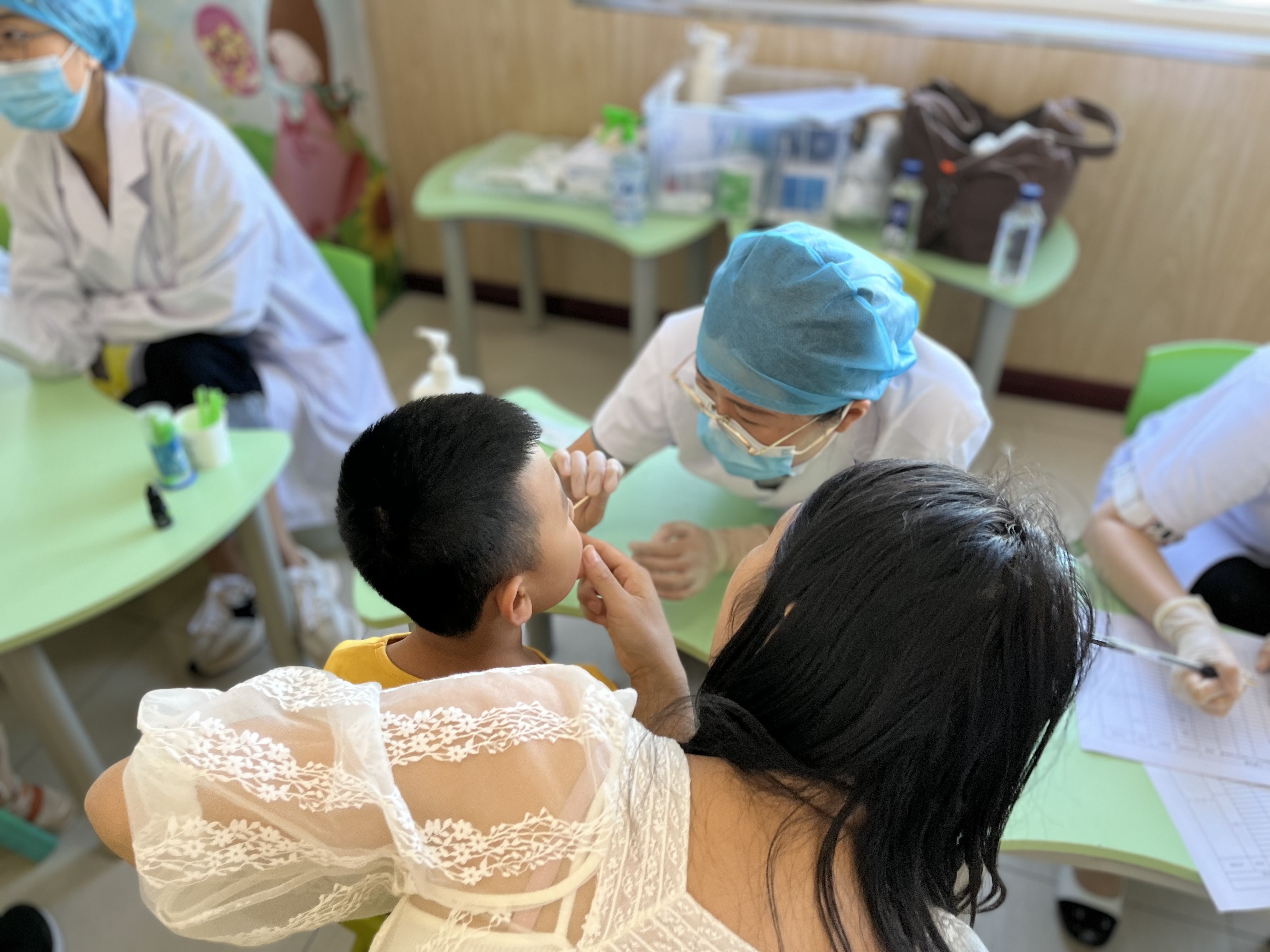 坚持8年义诊！青岛市口腔医院口腔免费为700名“星星的孩子”涂氟