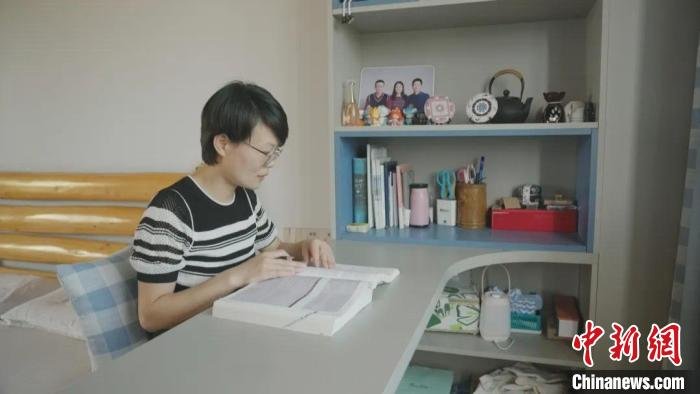 陈岚在学习中 金华电视台公共频道提供