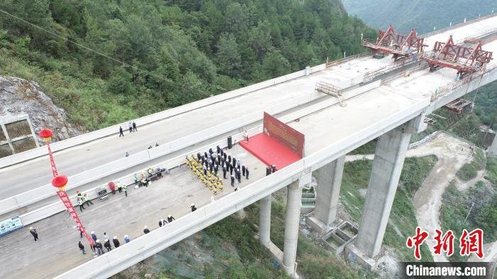 航拍甘溪特大桥合龙仪式现场。 贵定县融媒体中心供图