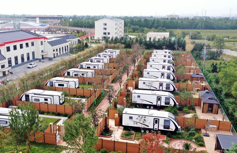 子午服务区里的房车庭院.