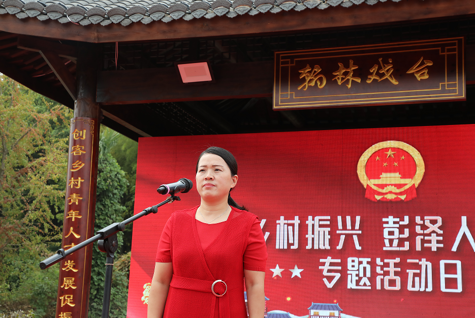 在当天的启动仪式上,县人大常委会主任邵春霞宣布"2022年助推乡村振兴