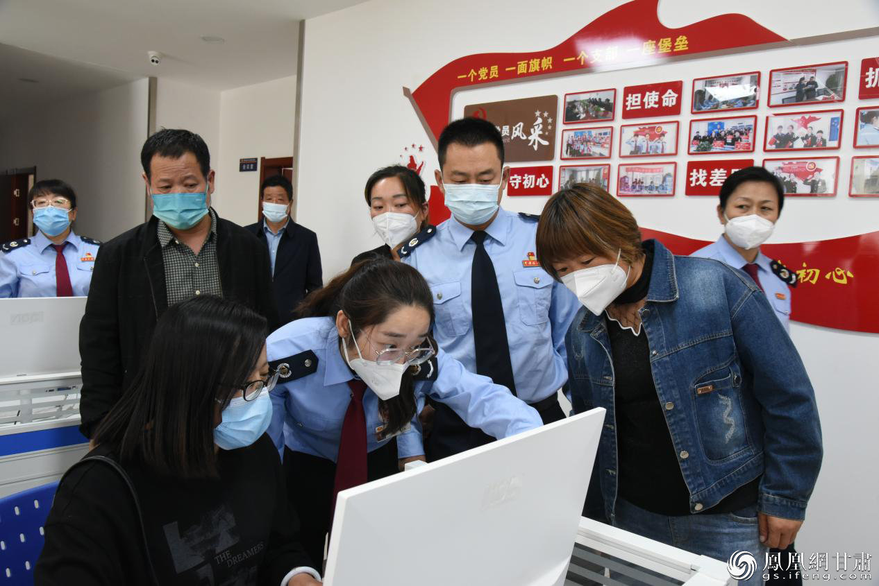 个体工商户代表在网上办税体验区现场体验增值税发票代开业务 兰州市城关区税务局供图