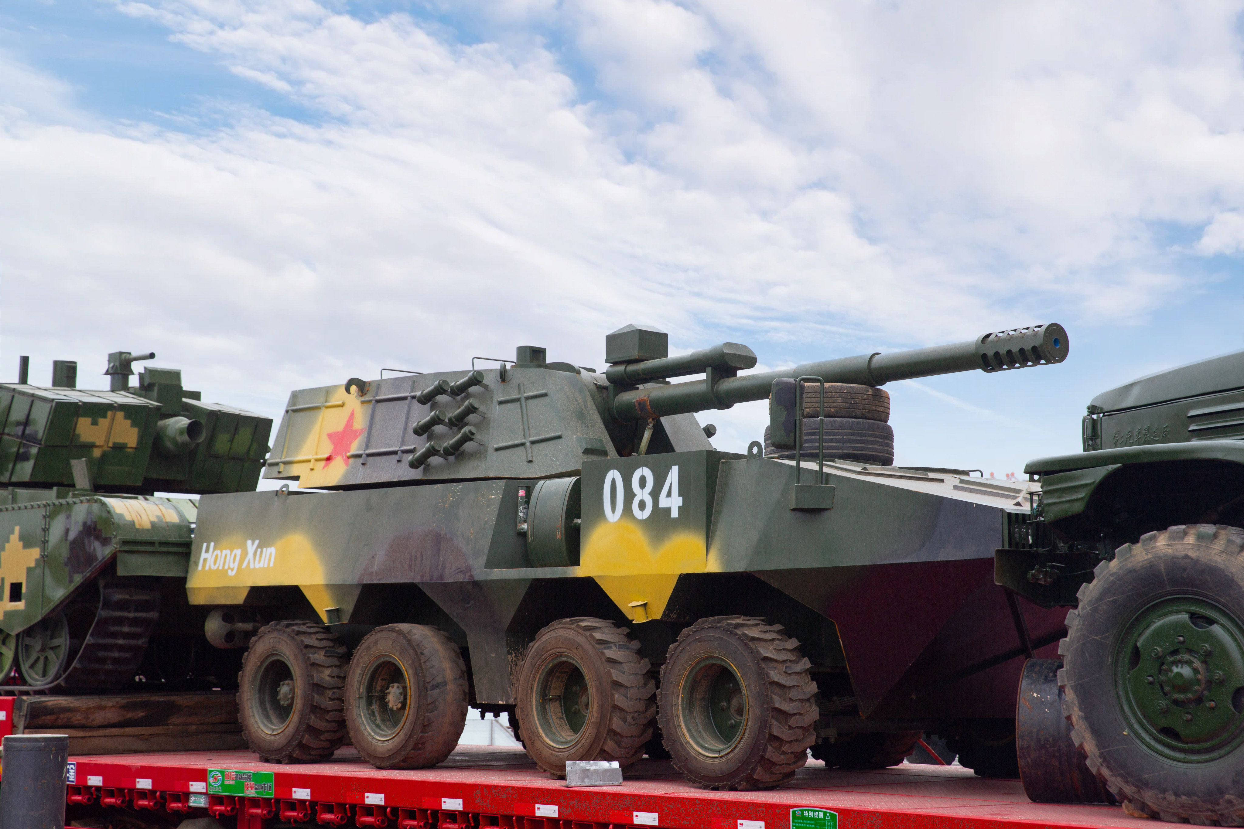 重器列阵 火爆全网的国防兵器展空降芜湖松鼠小镇