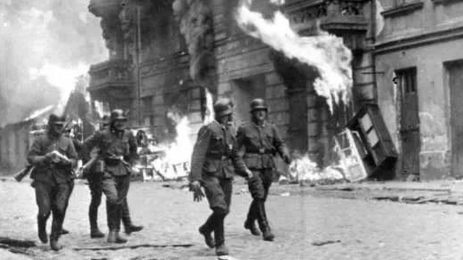 图为二战时期，遭受严重破坏的华沙城区与巡逻的德军。