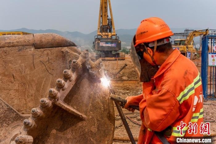 义东高速建设者坚守一线。　韦凯锋 供图