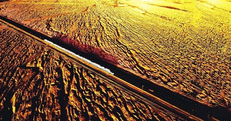 动车穿越敦煌铁路雅丹地貌区