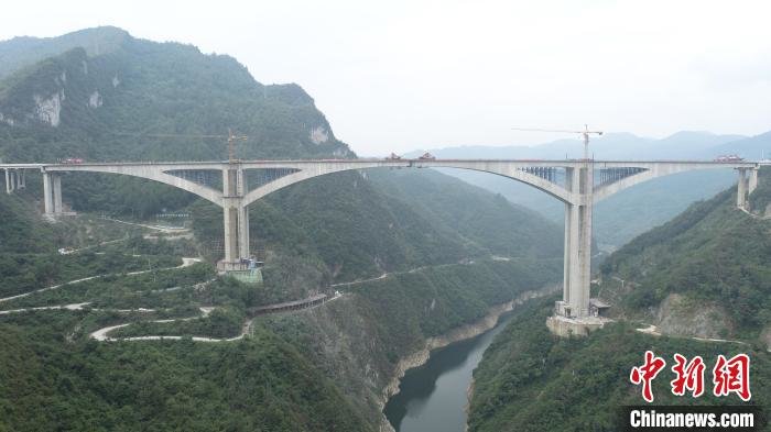 航拍合龙后的甘溪特大桥。 贵定县融媒体中心供图