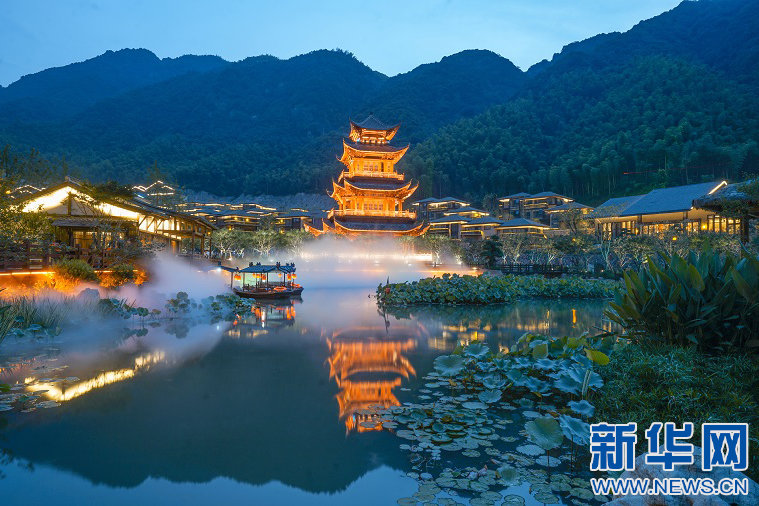 图为江西省铅山县葛仙村度假区夜景.新华网发