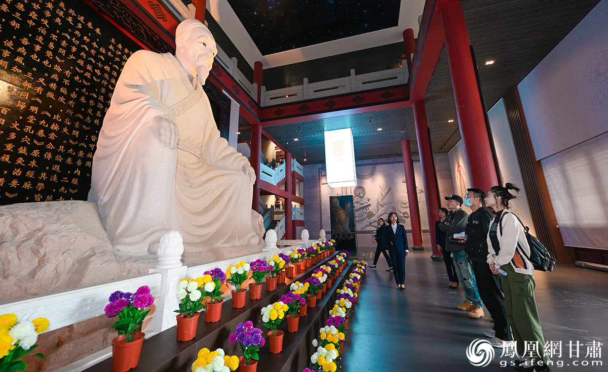 “凤行丝路,无问西东——丝路人·丝路情”网络媒体甘肃行主题活动走进皇甫谧故里灵台 杨艺锴 摄