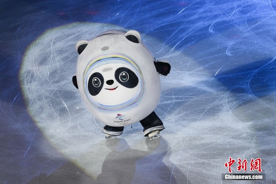 2月20日，北京2022年冬奥会花样滑冰表演滑在首都体育馆举行。图为“冰墩墩”亮相。 <a target='_blank' href='/'>中新社</a>记者 毛建军 摄