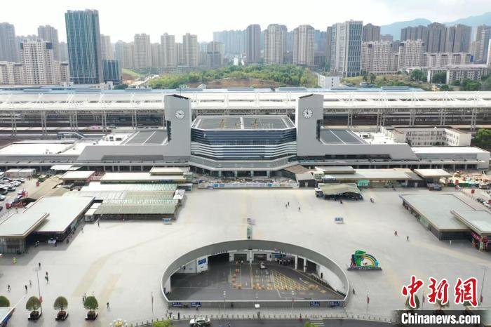 图为航拍改造提升后的九江火车站新站房。　陈海锋 摄