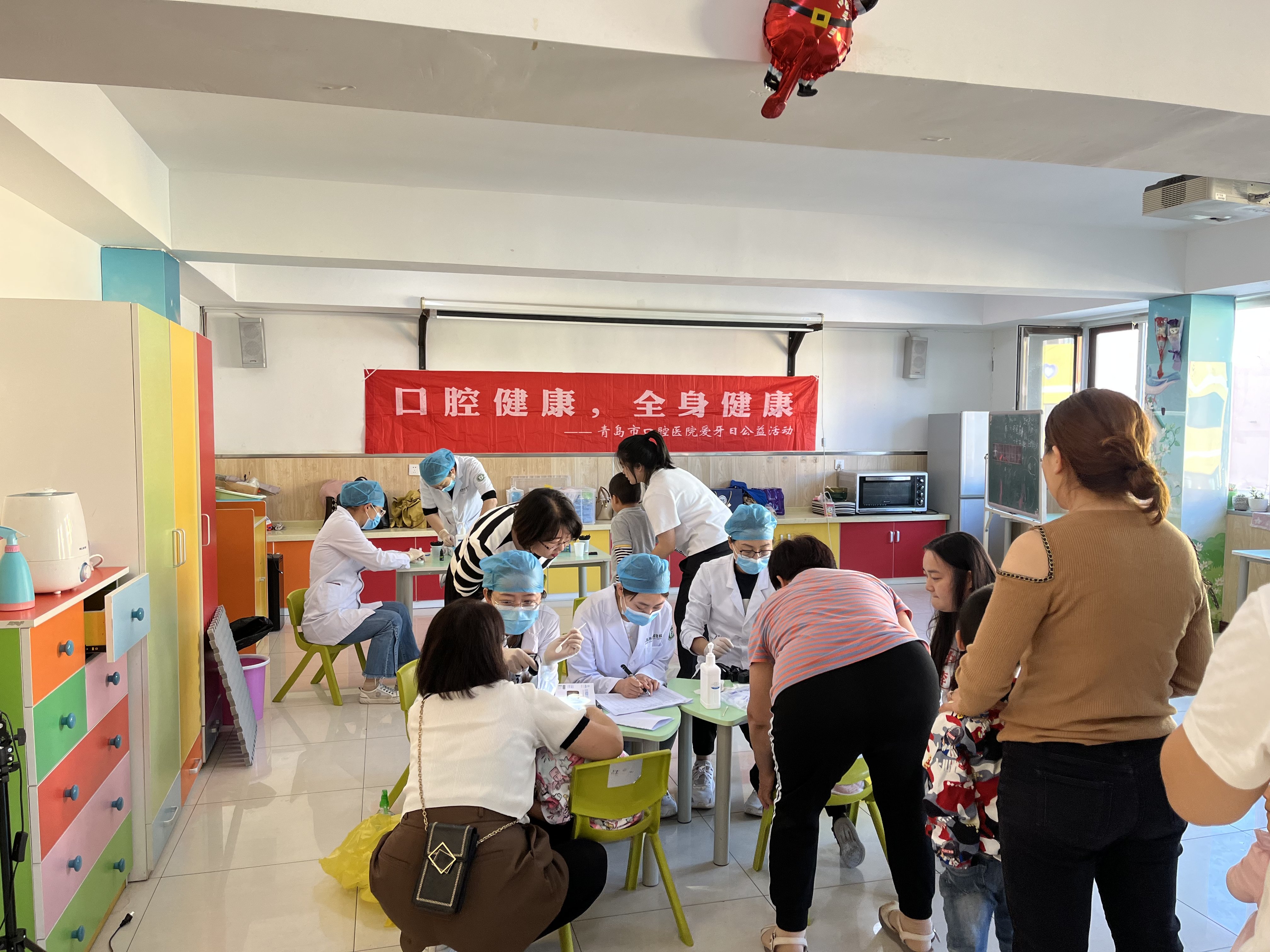 坚持8年义诊！青岛市口腔医院口腔免费为700名“星星的孩子”涂氟