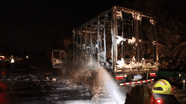 福银高速昌九路段一货车着火 20000余只小鸡当场变“烧鸡”