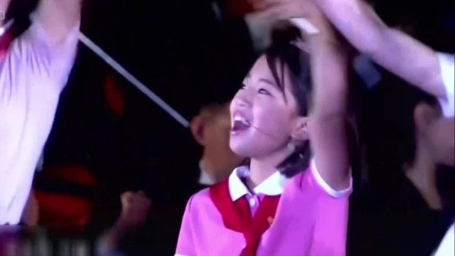 外媒：金正恩女儿首次公开亮相朝鲜国庆晚会