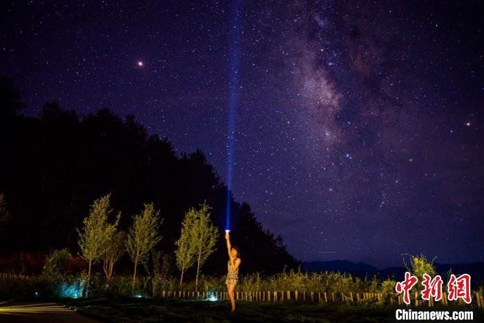 游客在浙江遂昌“上林山舍”民宿观看夜晚的星空 苏文一 摄