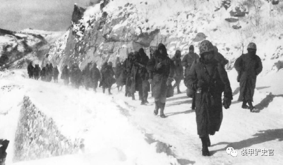 陆战一师的步兵部队沿着积雪的公路向南进发。
