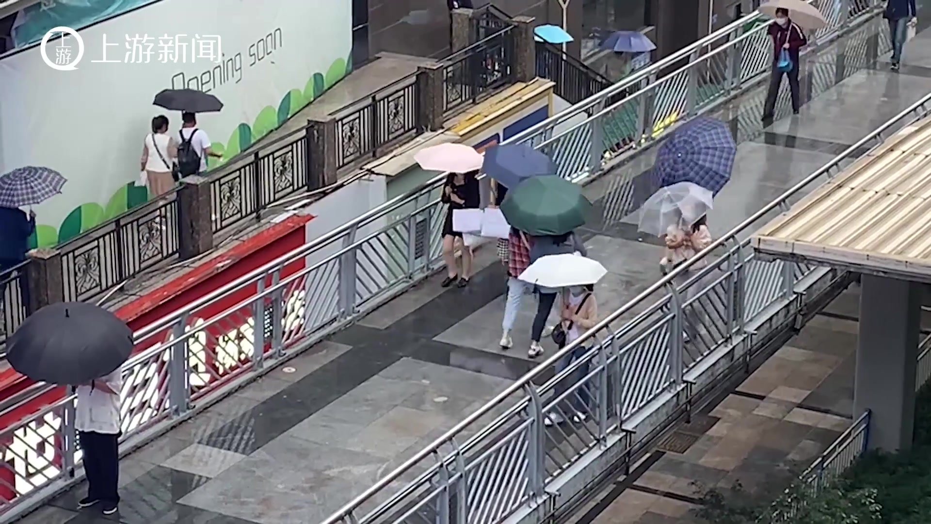 阴雨绵绵气温走低 市民忙添衣